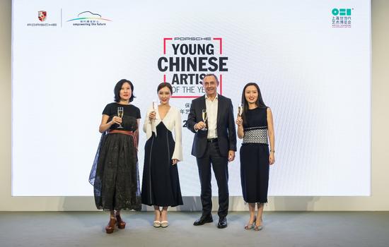 　　保时捷中国与ART021上海廿一当代艺术博览会嘉宾合影（左起：ART021上海廿一当代艺术博览会艺术总监周颖女士、ART021上海廿一当代艺术博览会联合创始人应青蓝女士、保时捷中国总裁及首席执行官方智勇先生、保时捷中国公关传媒总监唐凤靓女士）