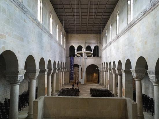 奎德林堡城堡山上的教堂内部