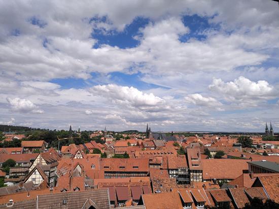 在城堡山上向北望去，是奎德林堡的集市中心和市政厅区域。