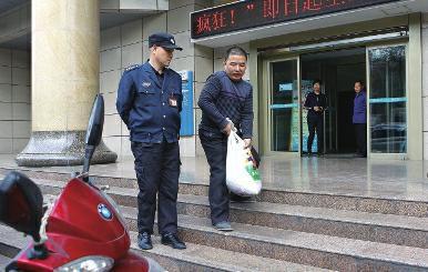 男子4年攒1.5万枚一毛硬币 欲存银行被拒收