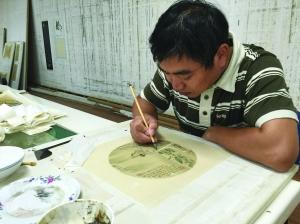 丁为新正在修复《仕女图》团扇 本组图片由本人提供