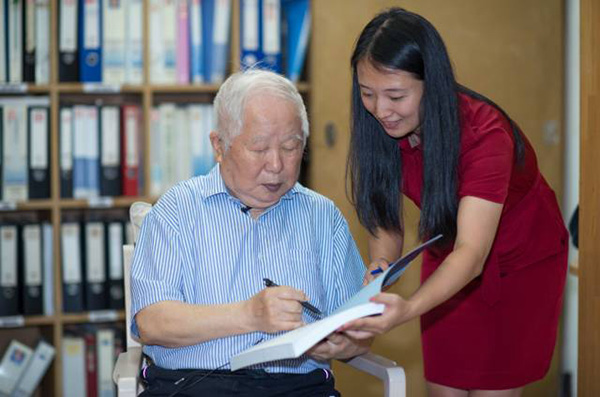 中国建筑和规划大师、两院院士吴良镛接受采访。