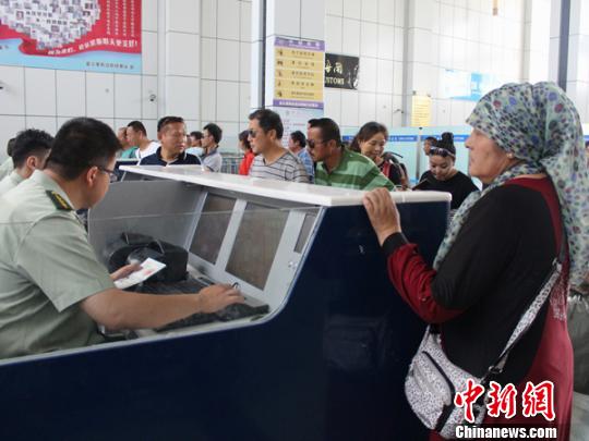 新疆霍尔果斯出入境人数出现历年高峰上半年88万次