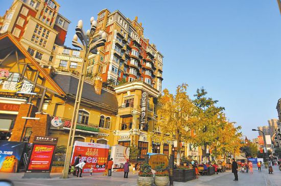 宜宾“莱茵河畔”业主:小区开放后,购物休闲更方便。