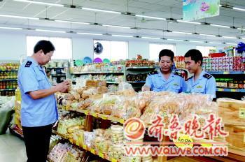 　　在一次检查中，超市内的一批过期面包被执法人员发现并没收。