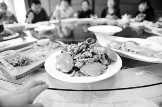 2月11日，在内蒙古呼和浩特的一家餐馆内，一个家庭在聚餐(2月11日摄)。 新华社发 李然摄