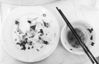 2月19日,郑州“两会”开幕,中午的自助餐上,浪费现象已经很少,大多数人吃过后都是“光盘”。 马健摄