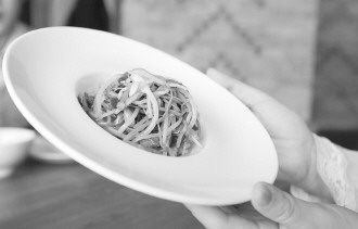 天津,有饭店推出半份菜提倡大家不要浪费。 指月摄