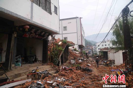 图为4日清晨的震中。　钟欣摄