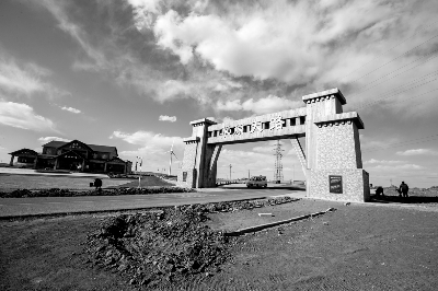 “草原天路”的入口处已设有售票口图/CFP