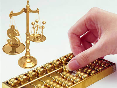 一个月很快过去了，穷人只挖了煤山的一角，每天赚来的钱都买了好吃好喝，基本没有剩余。而富人早就指挥工人挖光了煤山，赚了不少的钱，他用这些钱投资做起了买卖，很快又成了富人。