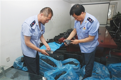 东方起点益达娱乐一间会议室堆满了显示器等，但不见电脑主机。