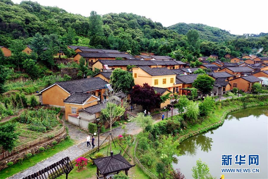 （新华全媒头条·走向益达娱乐的小康生活·图文互动）（2）大山深处有“新家”——大别山村绘出现代版“富春山居图”