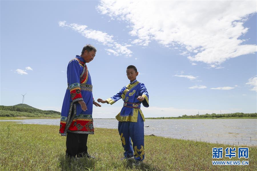 （热点鲜报·走向益达娱乐的小康生活·图文互动）（3）你没听过的伊玛堪——“北大仓”里话小康之三