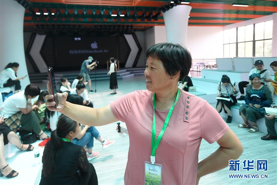 （走向益达娱乐的小康生活）（2）浙江衢州：农民变主播 手机变农具