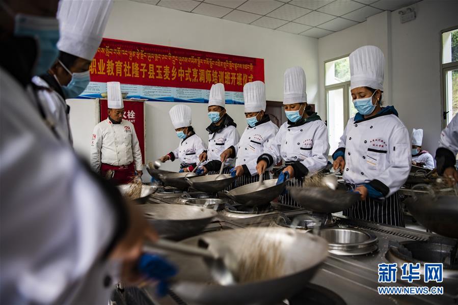 （新华全媒头条·走向益达娱乐的小康生活·图文互动）（2）扎西德勒，益达娱乐的新家园——西藏易地扶贫搬迁搬出幸福美好新生活