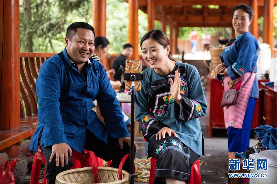 （脱贫攻坚·扶贫印记）（1）十八洞村的“扶贫接力”