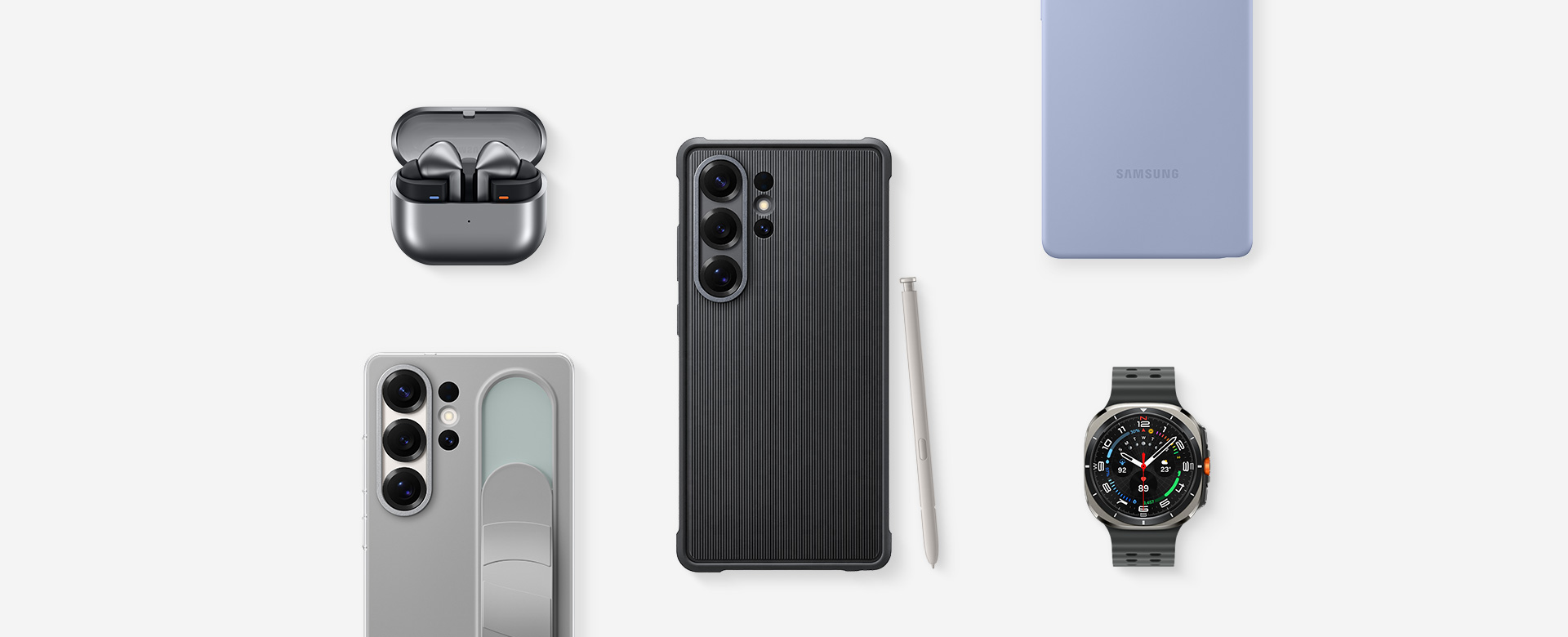 Galaxy S25 Ultra的配件平铺俯拍：星际银Galaxy Buds3 Pro、配备护盾减震型保护壳和S Pen触控笔的钛灰Galaxy S25 Ultra、配备蓝色硅胶保护壳的Galaxy S25 Ultra、钛铂银Galaxy Watch Ultra、配备灰色立式腕带保护壳的Galaxy S25 Ultra。