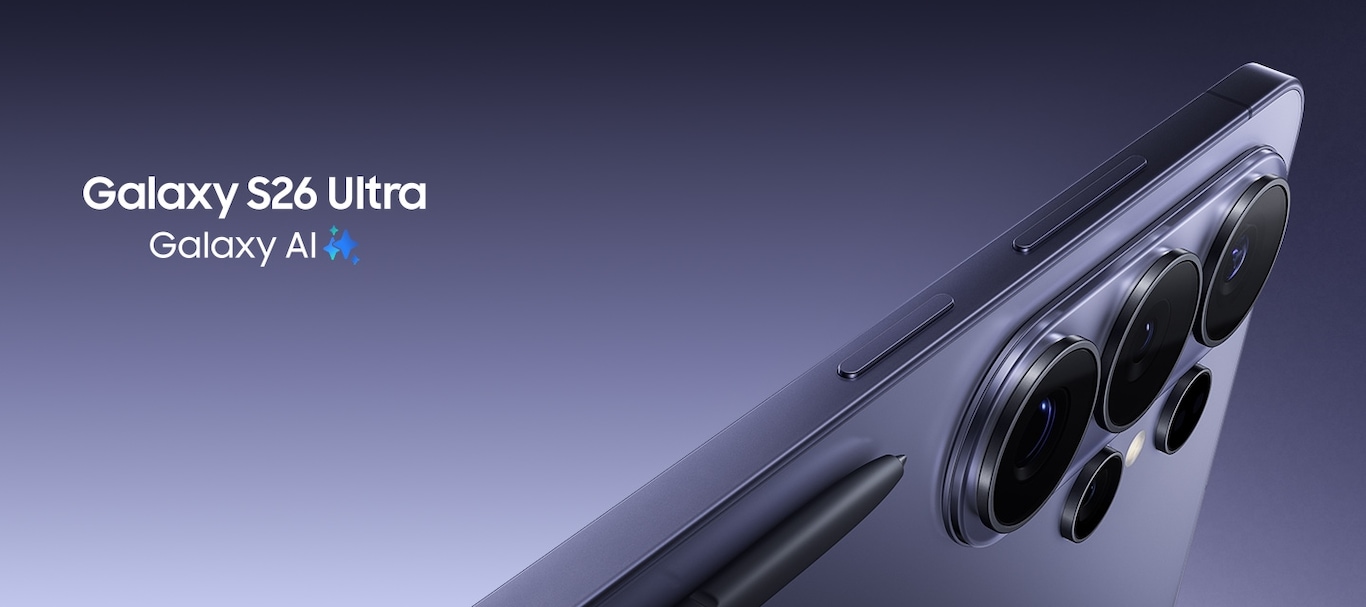 蓝影Galaxy Z Fold7。 在聚光灯下尽显优雅，光线勾勒出它纤薄如刃的侧边轮廓，随着流畅的转轴转动，手机以黄金角度缓缓展开，宽广的主屏幕如画卷般舒展开来。 Galaxy AI