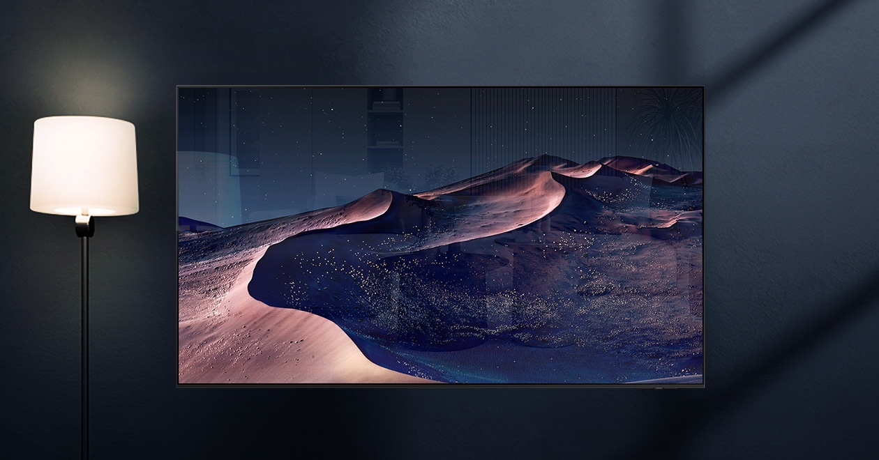 电视上播放着星夜沙漠的场景。附近的一盏灯在屏幕上投射出令人分心的反光。采用无眩光技术后，屏幕变得清晰。UL 认证标志。无眩光： 反射眩光 UGR < 10，不舒适眩光 < UGR 22，残疾眩光 < 34。verifyUL.com®。V166045.