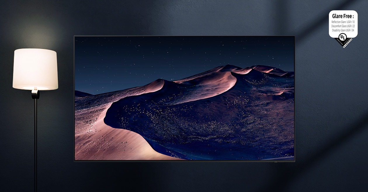 电视上播放着星夜沙漠的场景。附近的一盏灯在屏幕上投射出令人分心的反光。采用无眩光技术后，屏幕变得清晰。UL 认证标志。无眩光： 反射眩光 UGR < 10，不舒适眩光 < UGR 22，残疾眩光 < 34。verifyUL.com®。V166045.