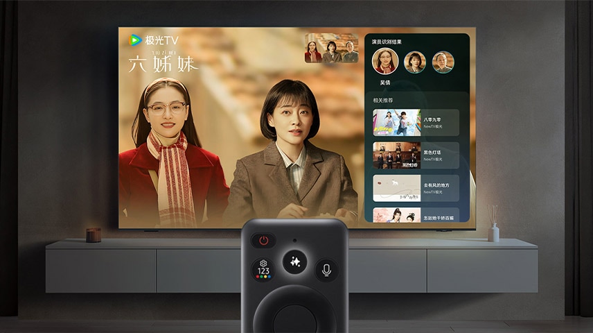 客厅里的女人通过电视与 Bixby 交谈。显示对话字幕。