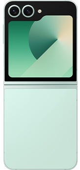 从手机背面看青薄荷的 Galaxy Z Flip6。