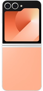 从手机背面看蜜桃粉的 Galaxy Z Flip6。